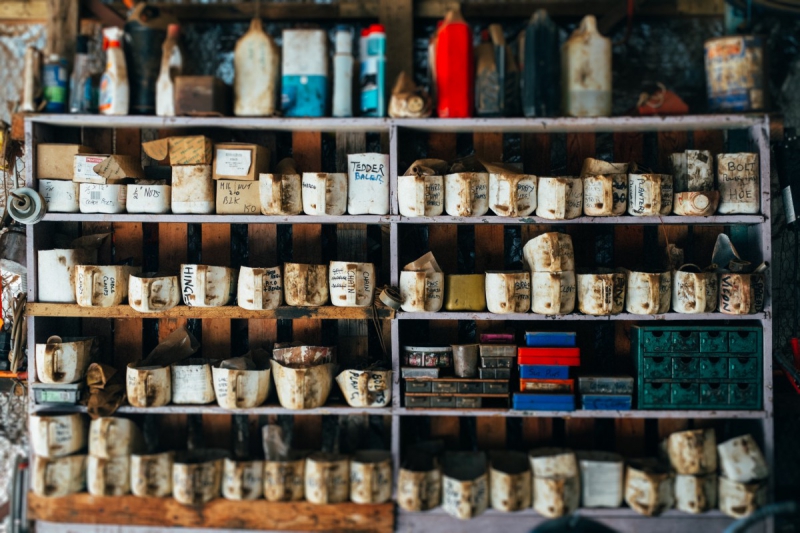 vitrine-LES FERRES-min_shelf_garage_dirty_collection_grunge-1178