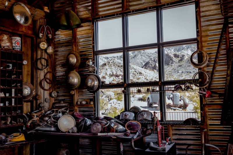 vitrine-LES FERRES-min_shop_window_part_junk_abandoned-138873